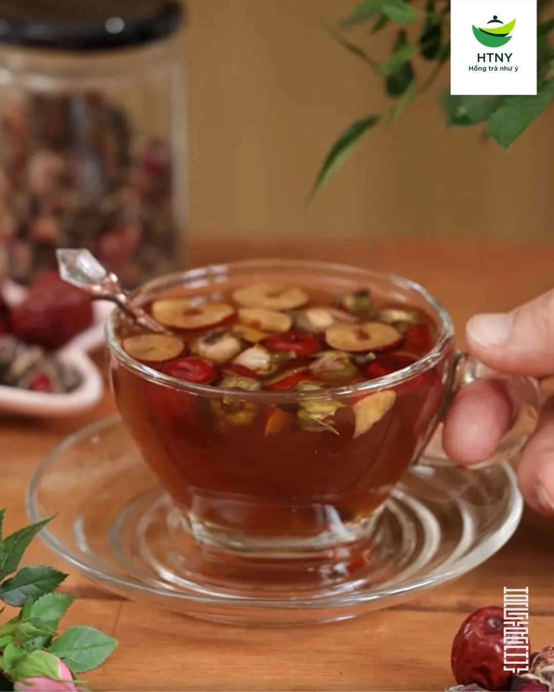 uống trà thảo mộc