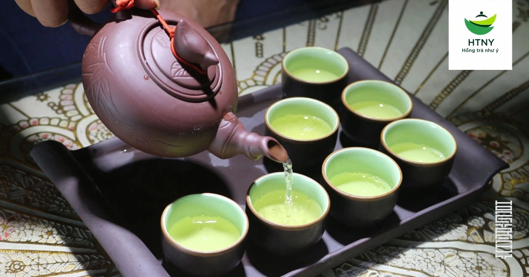 uống lá trà xanh